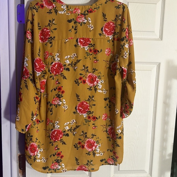 Justify V-Neck Yellow Floral Pattern Blouse 1x - Picture 6 of 10